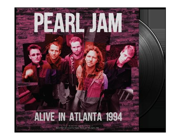 Album borító Pearl Jam tagokkal és egy fekete bakelit lemezzel jobbra.