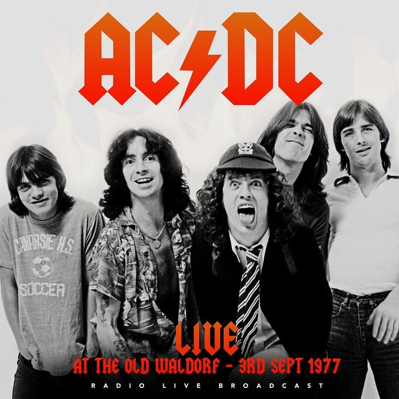 Az AC/DC együttes tagjai pózolnak. A zenekar logója felül található. A kép egy élő rádióközvetítést hirdet az Old Waldorfban 1977-ben.