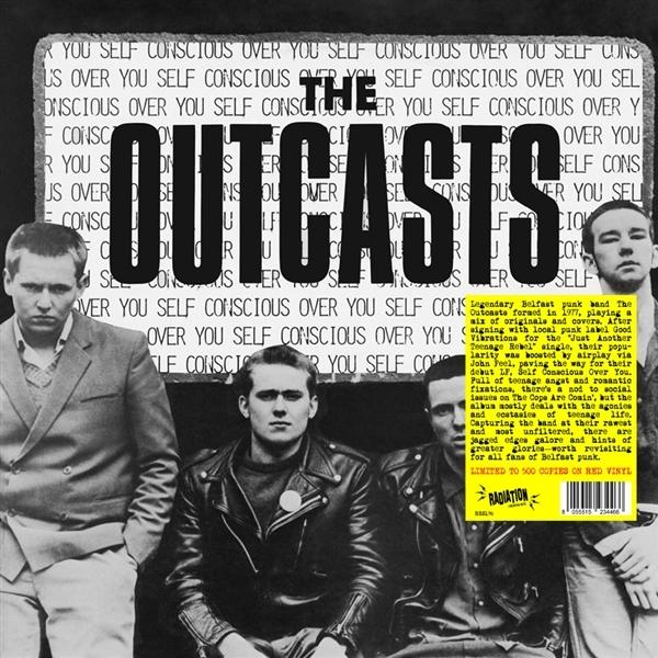 Album borító: zenekari fotó a 'THE OUTCASTS' szöveggel. Fekete-fehér, háttérben szöveggel.