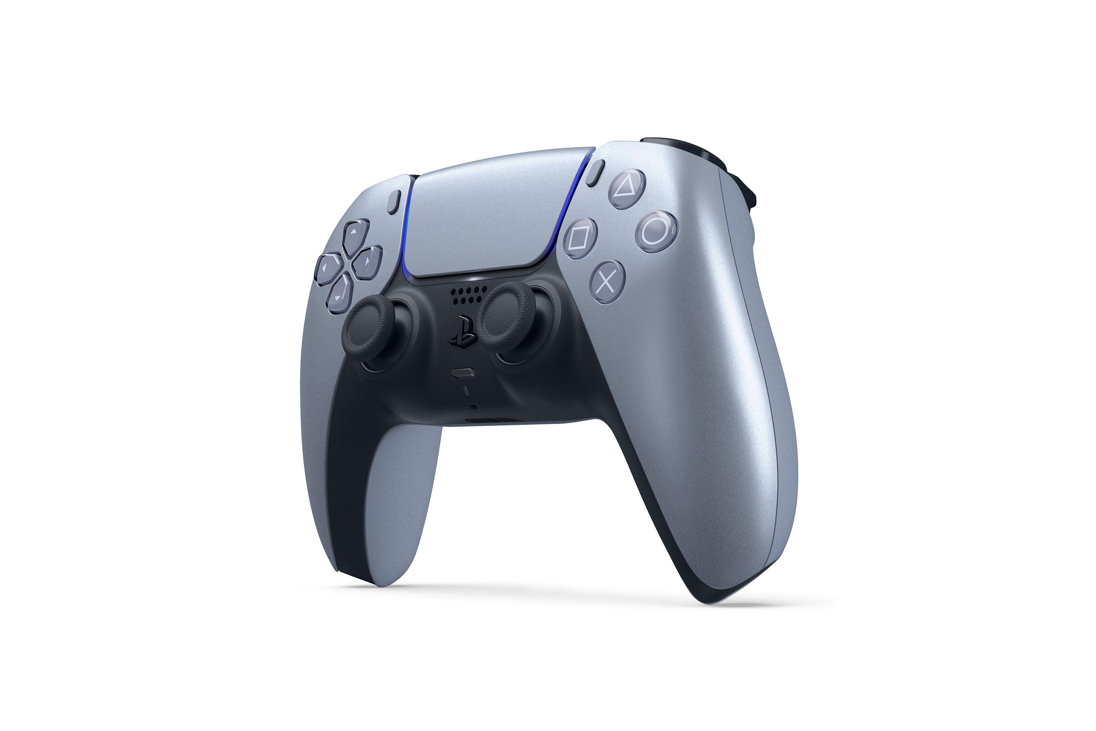 Ein silberner PS5-Controller. Zu den Merkmalen gehören Tasten und Joysticks. Es befindet sich vor einem weißen Hintergrund.