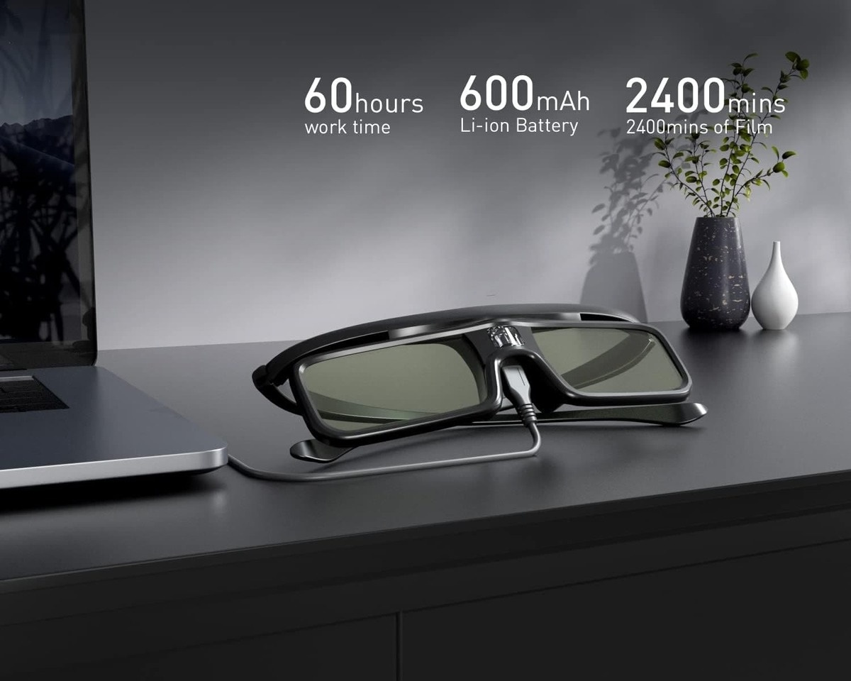 Schwarze 3D-Brille, die auf einer dunklen Oberfläche geladen wird, mit Text über Akkulaufzeit.