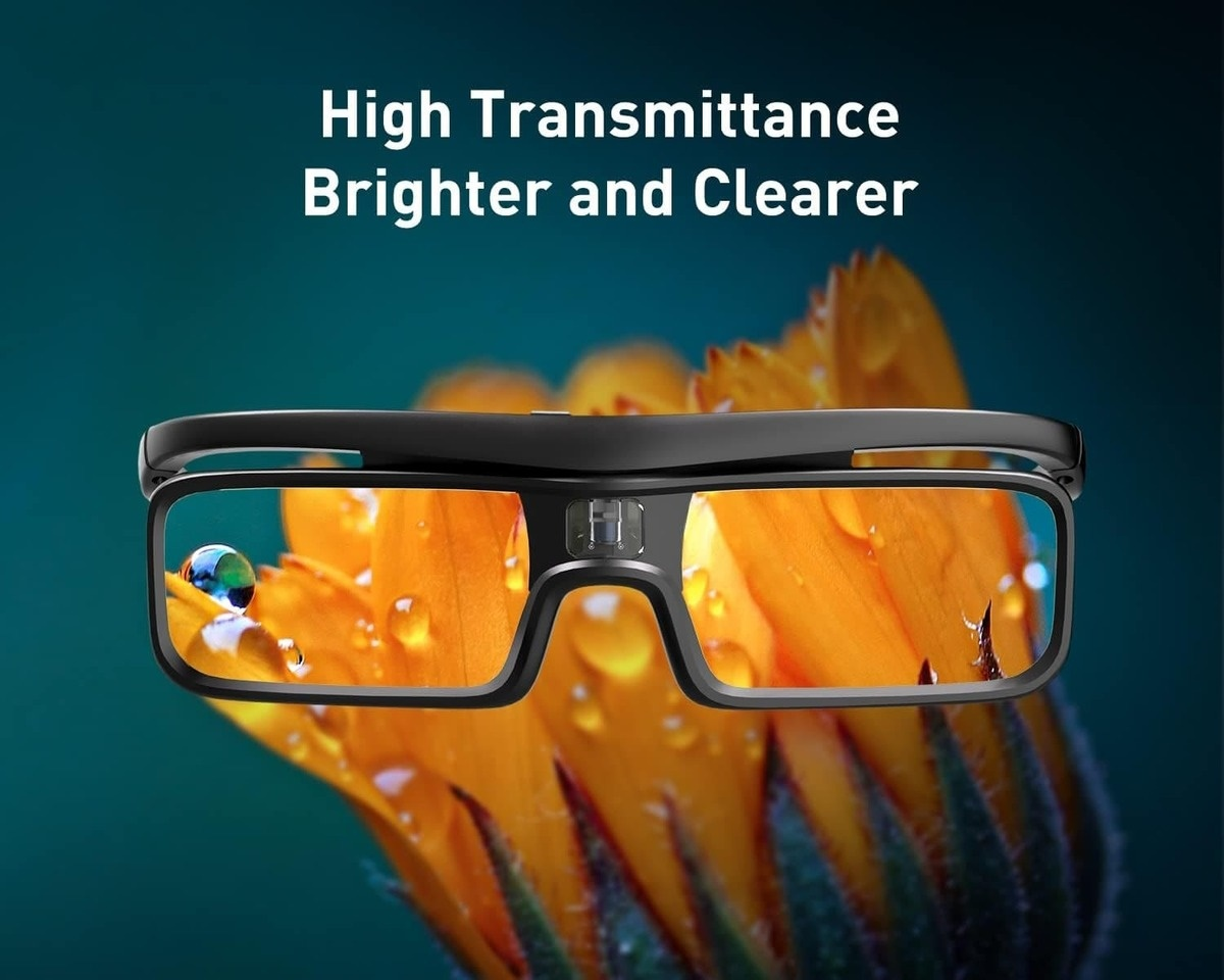 Smarte Brille mit Wassertropfen auf den Gläsern über einer gelben Blüte.