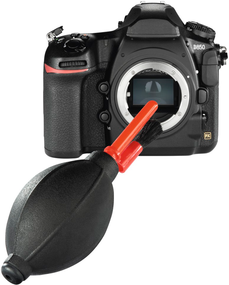Eine DSLR-Kamera mit einem Reinigungsset, einschließlich Blasebalg und Bürste.