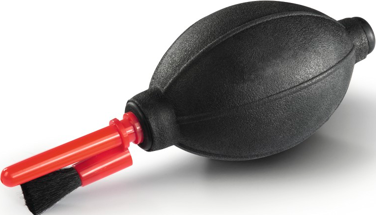 Ein schwarzer Quetschball mit einem rot-schwarzen Bürstenaufsatz.
