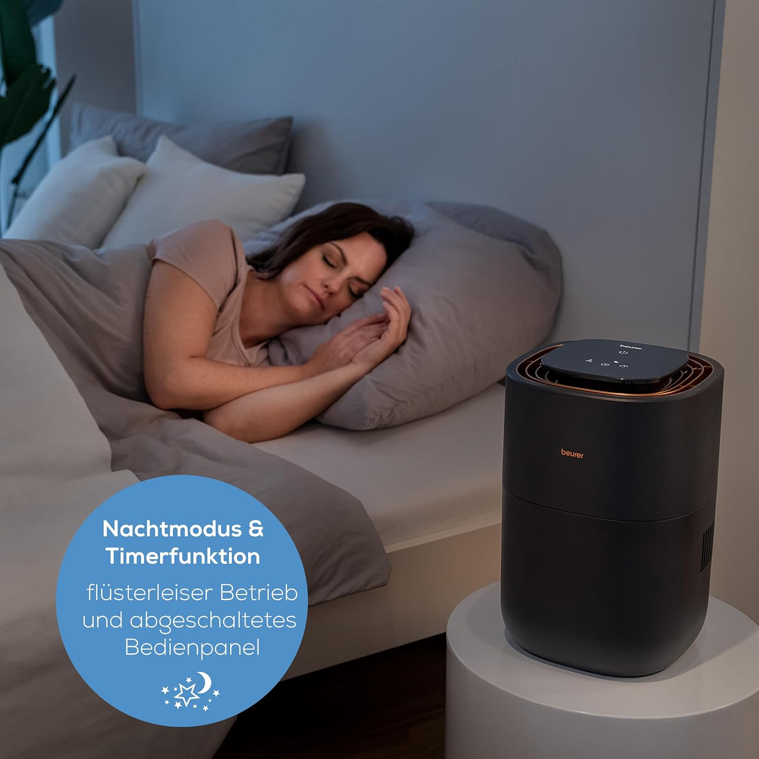Une femme dormant à côté d'un purificateur d'air, avec du texte sur le mode nuit et la fonction minuterie.