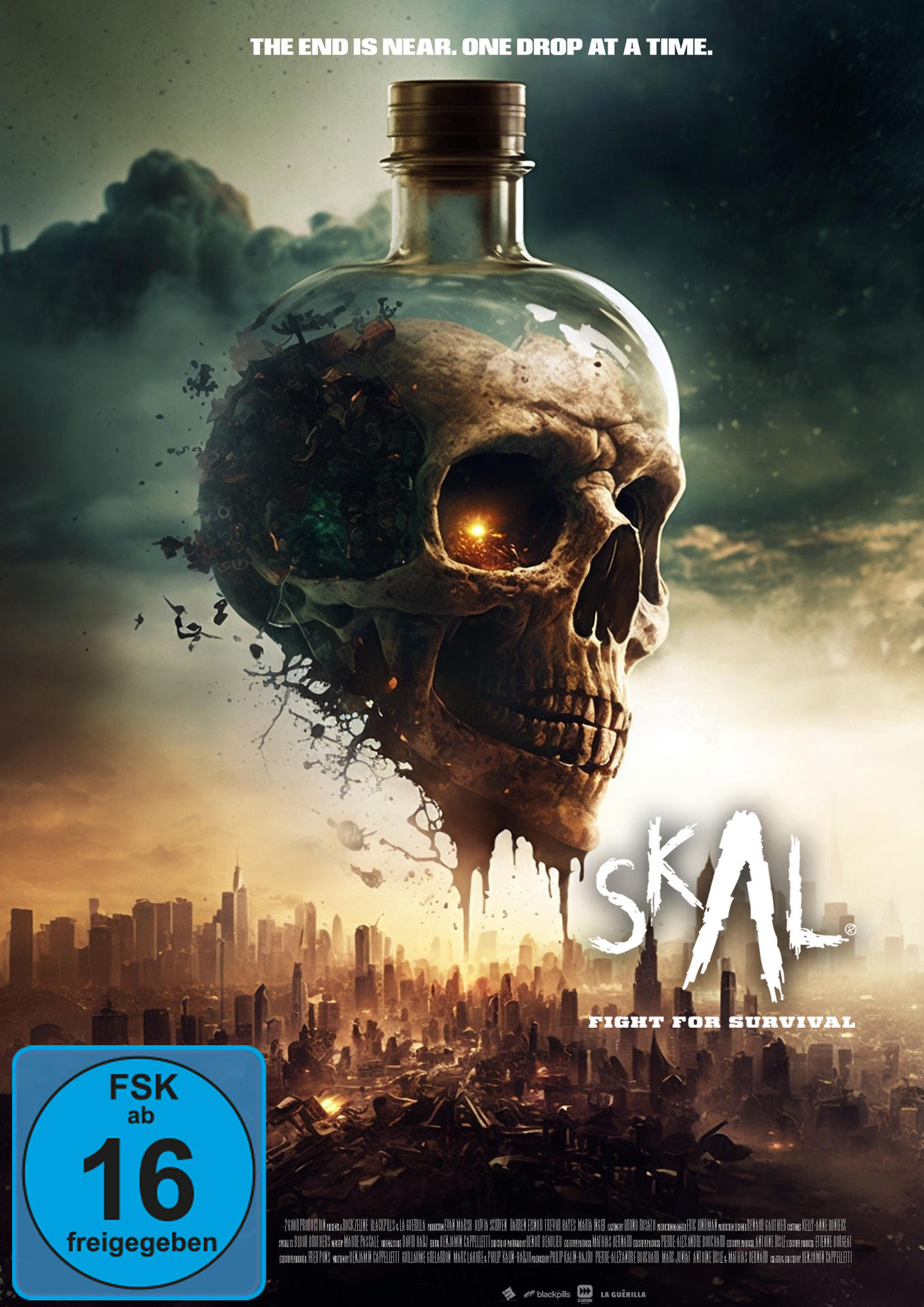 Filmplakat: 'Skal', Totenkopf mit Stadt im Hintergrund. Text: 'Fight for survival'. Dunkle, apokalyptische Szene.