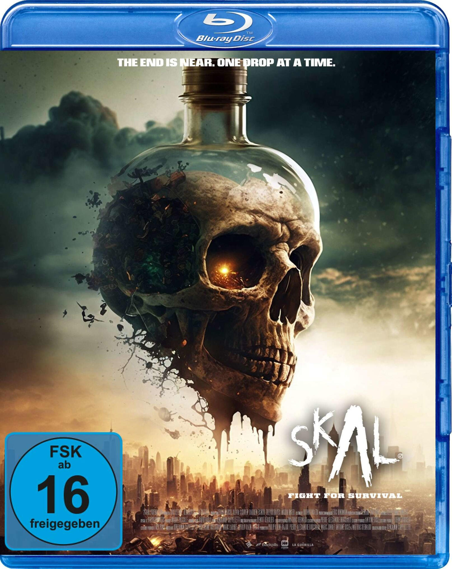 Blu-ray-Disc-Cover für 'Skal'. Ein Schädel mit Stadt im Hintergrund. Blauer Rahmen.