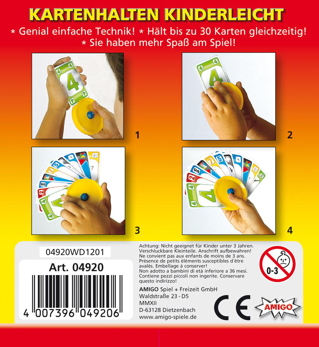 Vierfelderbild eines Spiels. Eine Hand hält einen Kartenhalter mit Karten. Gelb und Weiß dominieren.