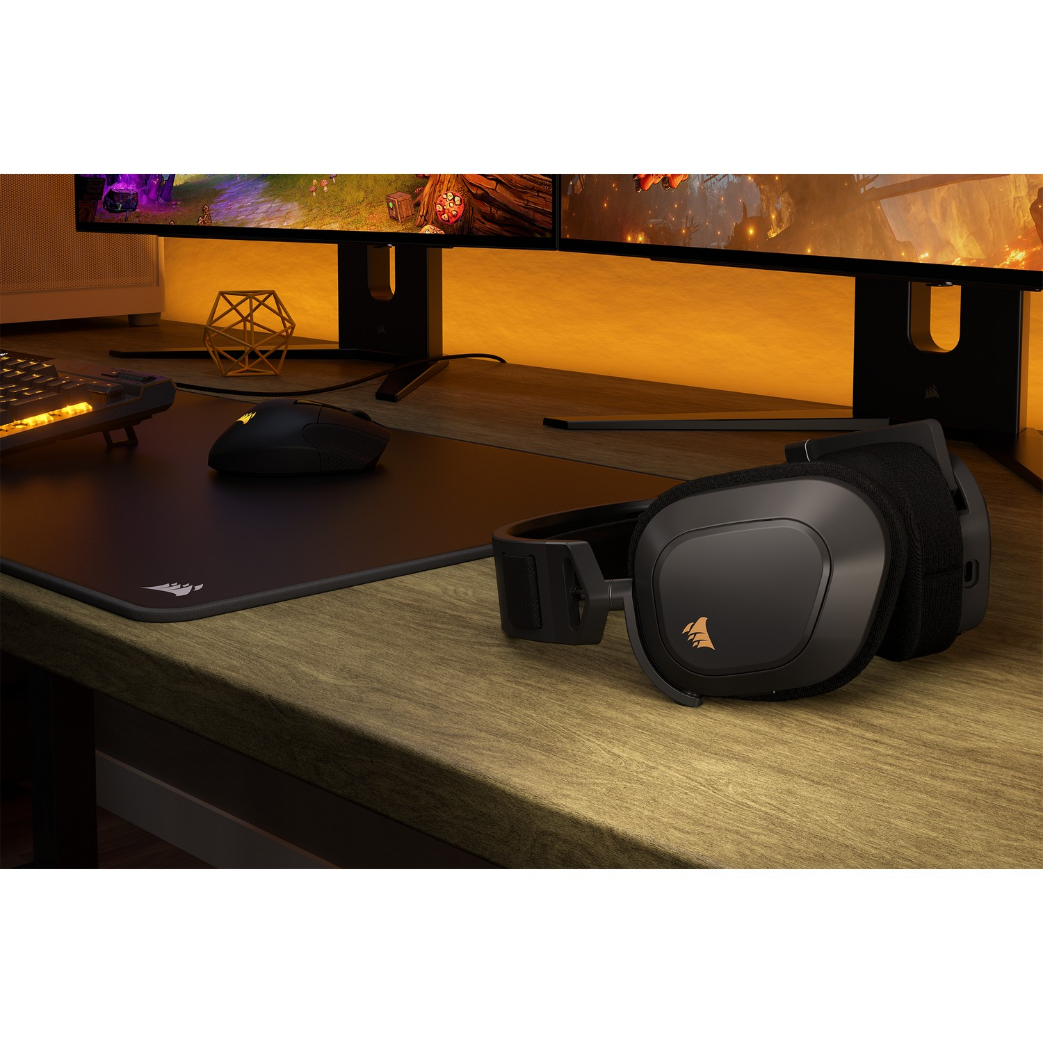 Configuration de jeu : casque, souris, tapis de souris, deux moniteurs et rétroéclairage.