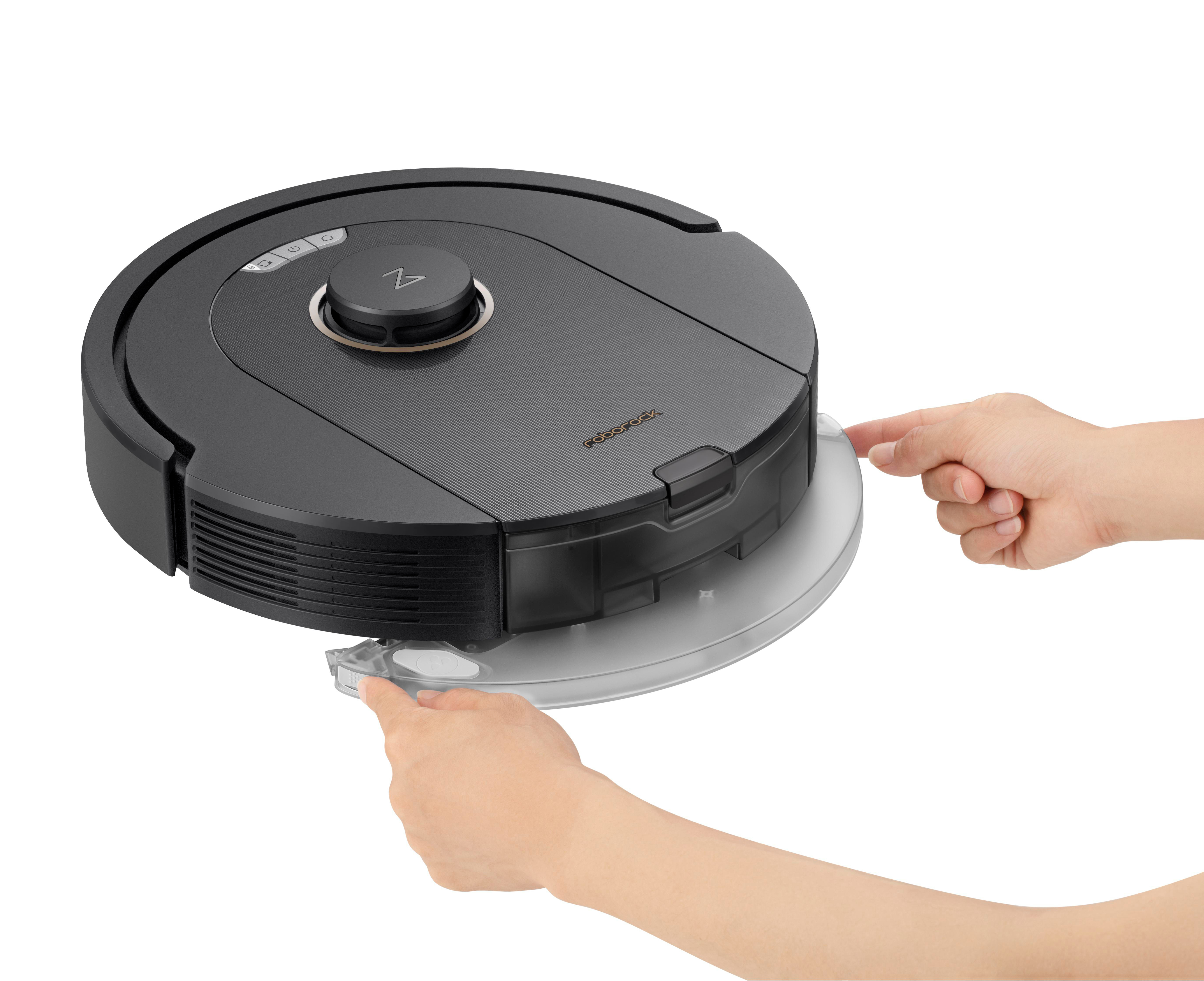 Schwarzer Roboterstaubsauger, mit Händen, die den Staubbehälter herausziehen.
