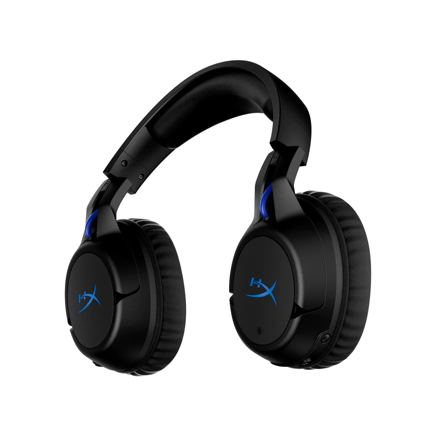 Auriculares negros con detalles azules. Logotipo HyperX en las copas. Fondo blanco.