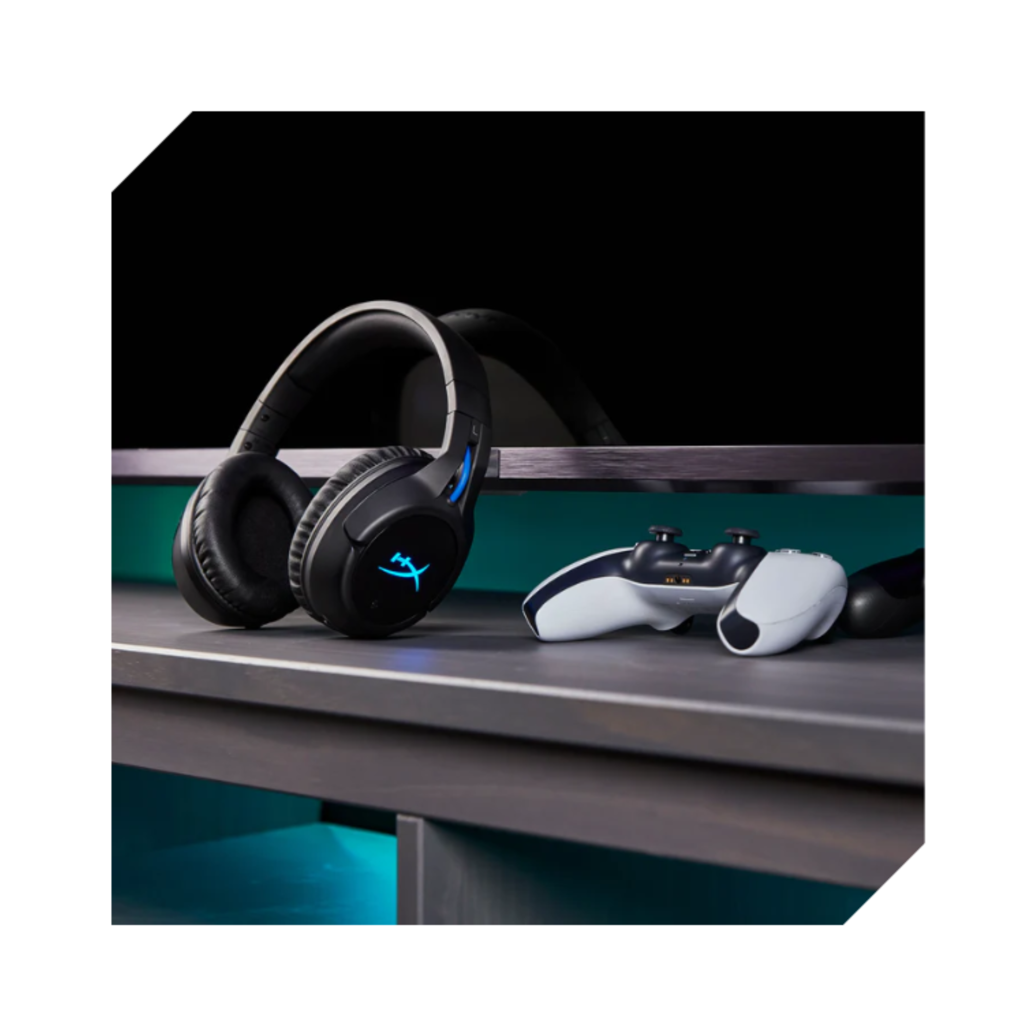 Auriculares negros, un mando negro y uno blanco sobre una superficie gris.