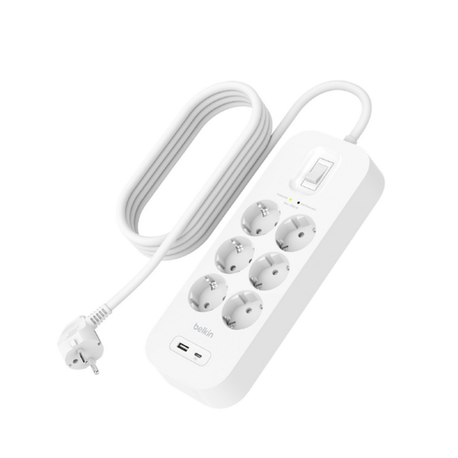 Multiprise Belkin blanche avec 6 prises et un câble blanc. Fond blanc.