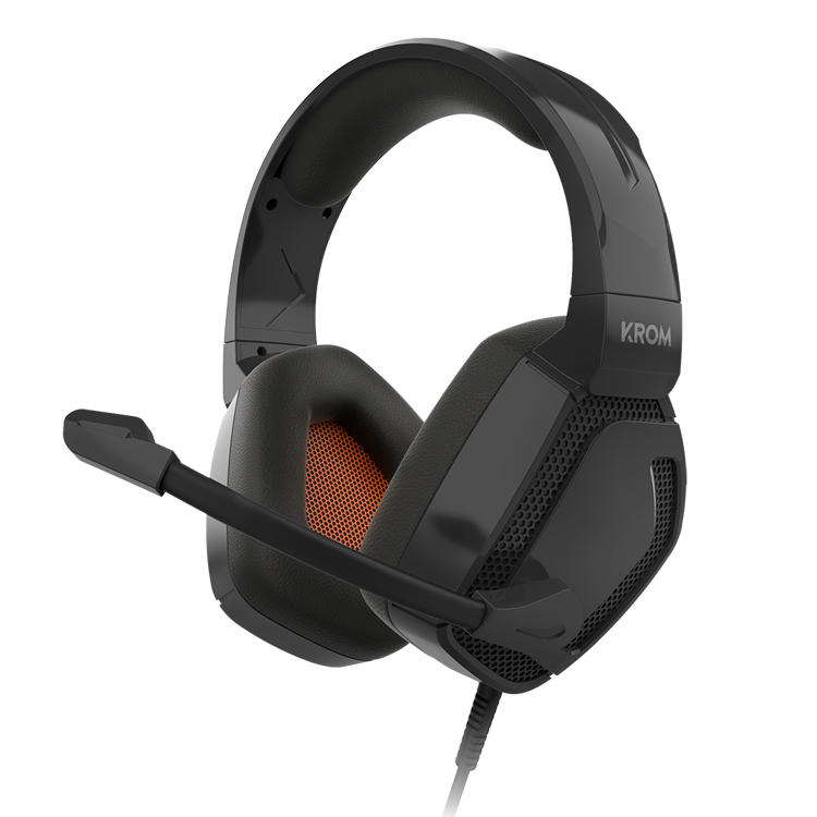 Auriculares para juegos Krom negros con malla naranja en la orejera y micrófono sobre fondo negro.