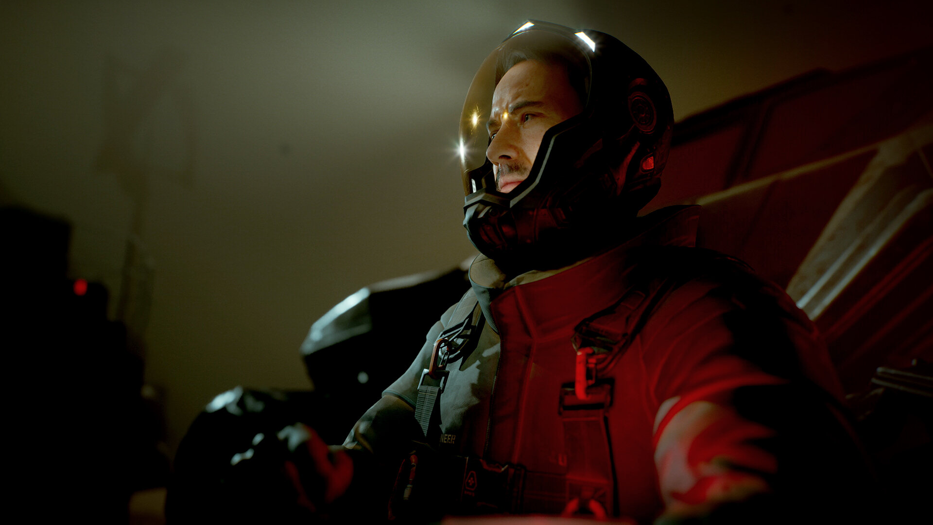 Astronauta w hełmie patrzący w bok w słabo oświetlonym otoczeniu z czerwonym oświetleniem.
