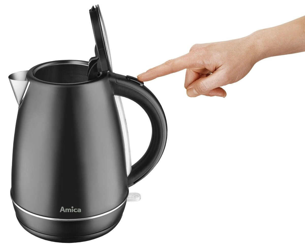 Ręka naciska przycisk na czarnym czajniku elektrycznym. Czajnik jest na białym tle.