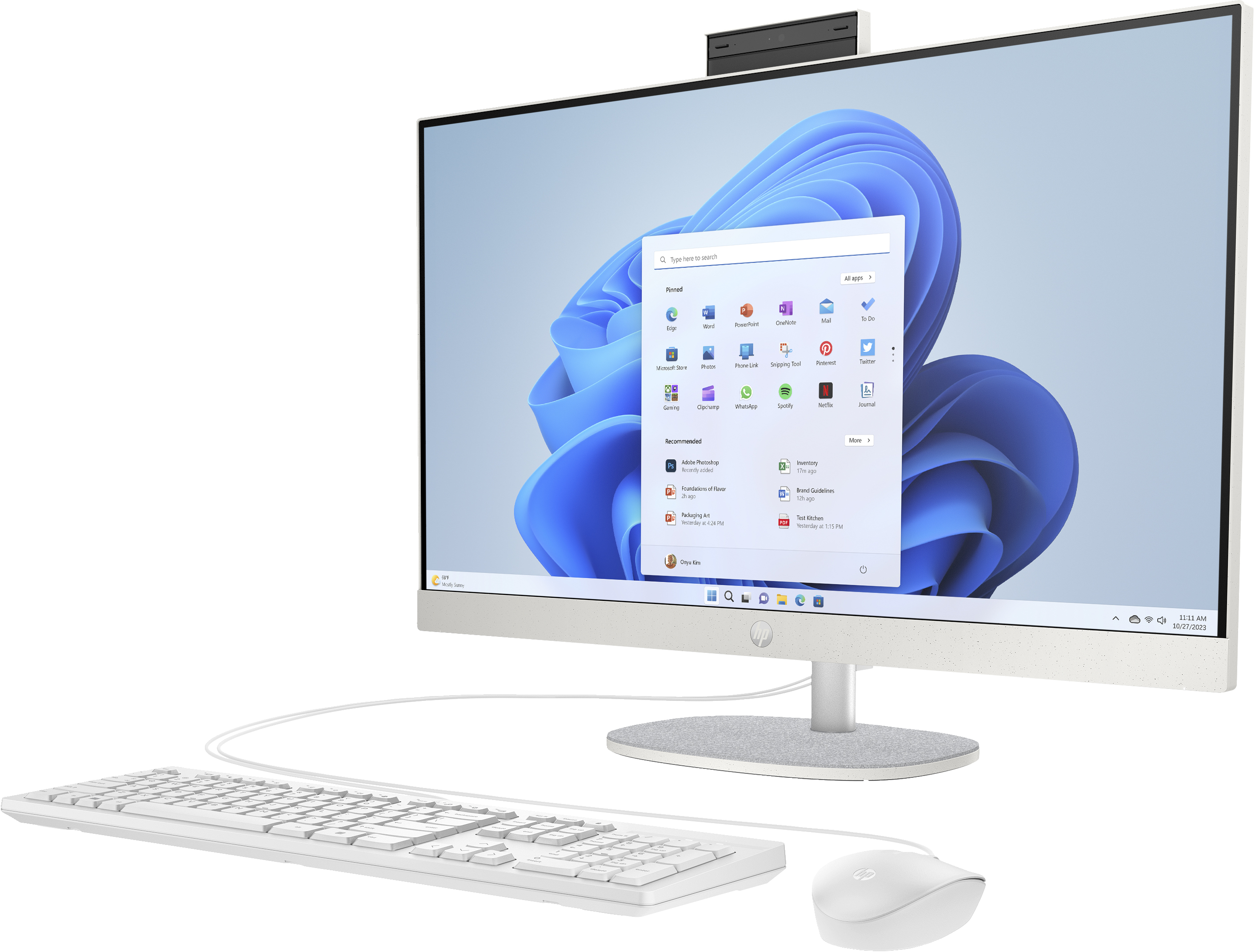 Ein weißer All-in-One-Computer mit Tastatur und Maus. Der Bildschirm zeigt eine Windows 11-Oberfläche.
