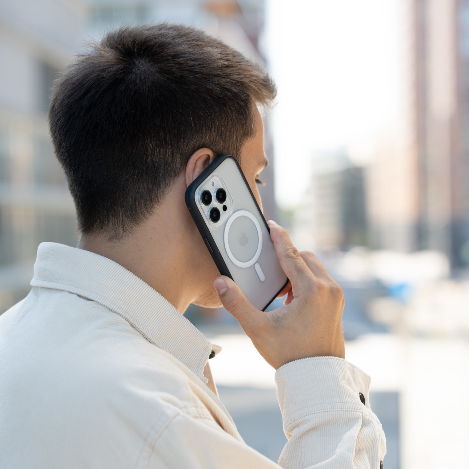 Mann telefoniert mit einem Smartphone mit MagSafe-Hülle.
