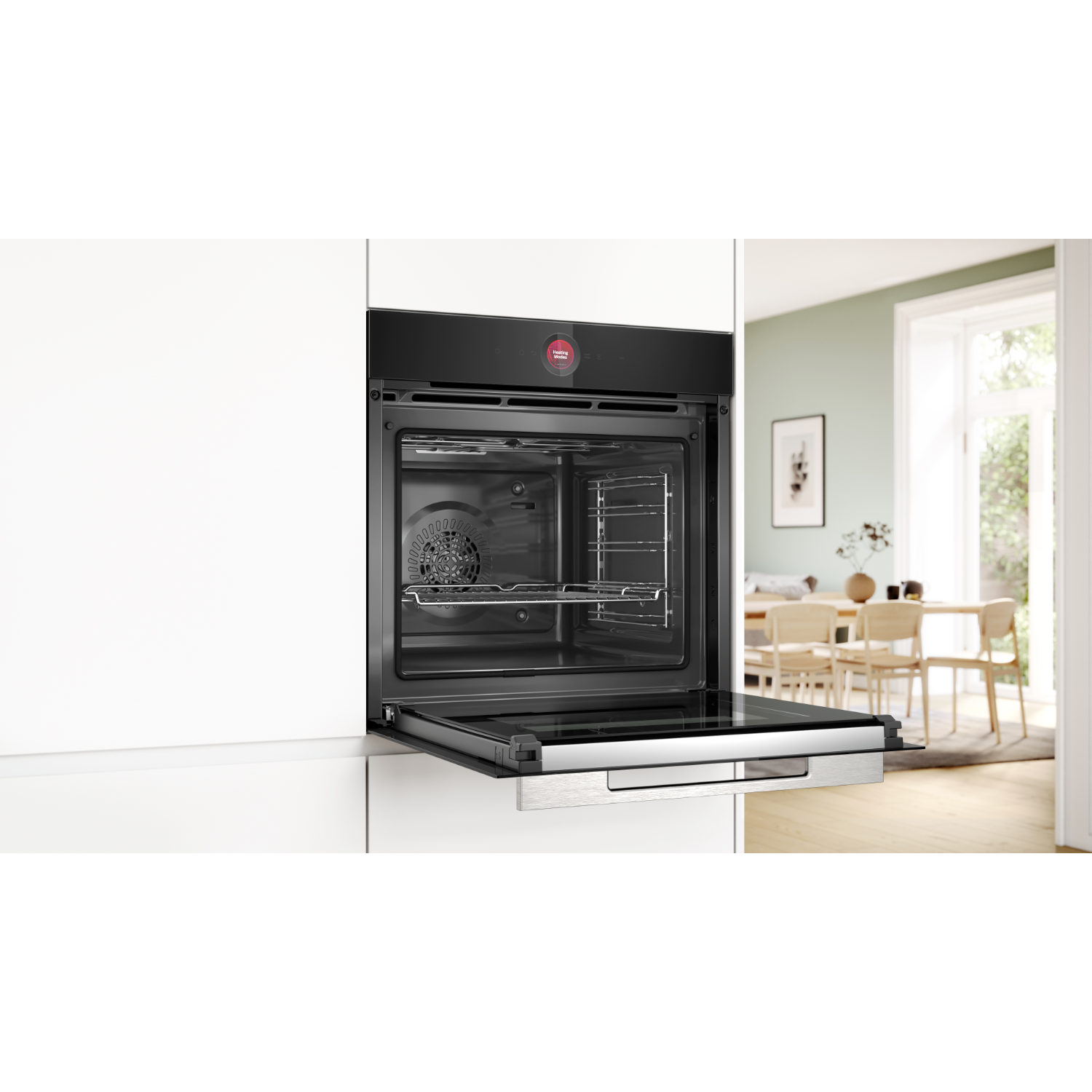 Een open oven ingebouwd in een witte keukenkast. De oven is zwart.