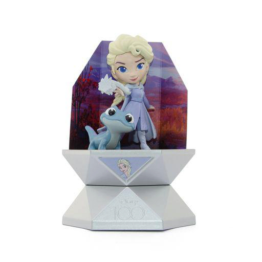 Ein Frozen 2-Display mit Elsa, einem Salamander und einer silbernen Basis. Die Basis sagt '100 Jahre'.