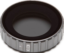 Ein kreisförmiger ND4-Filter für ein Kameraobjektiv. Der Filter ist schwarz und hat einen silbernen Rand.