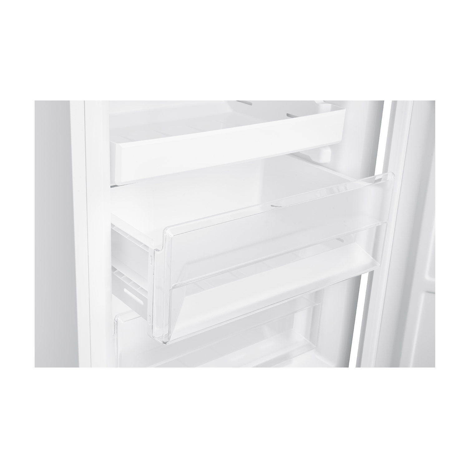 Interno di un frigorifero bianco. Cassetti visibili.