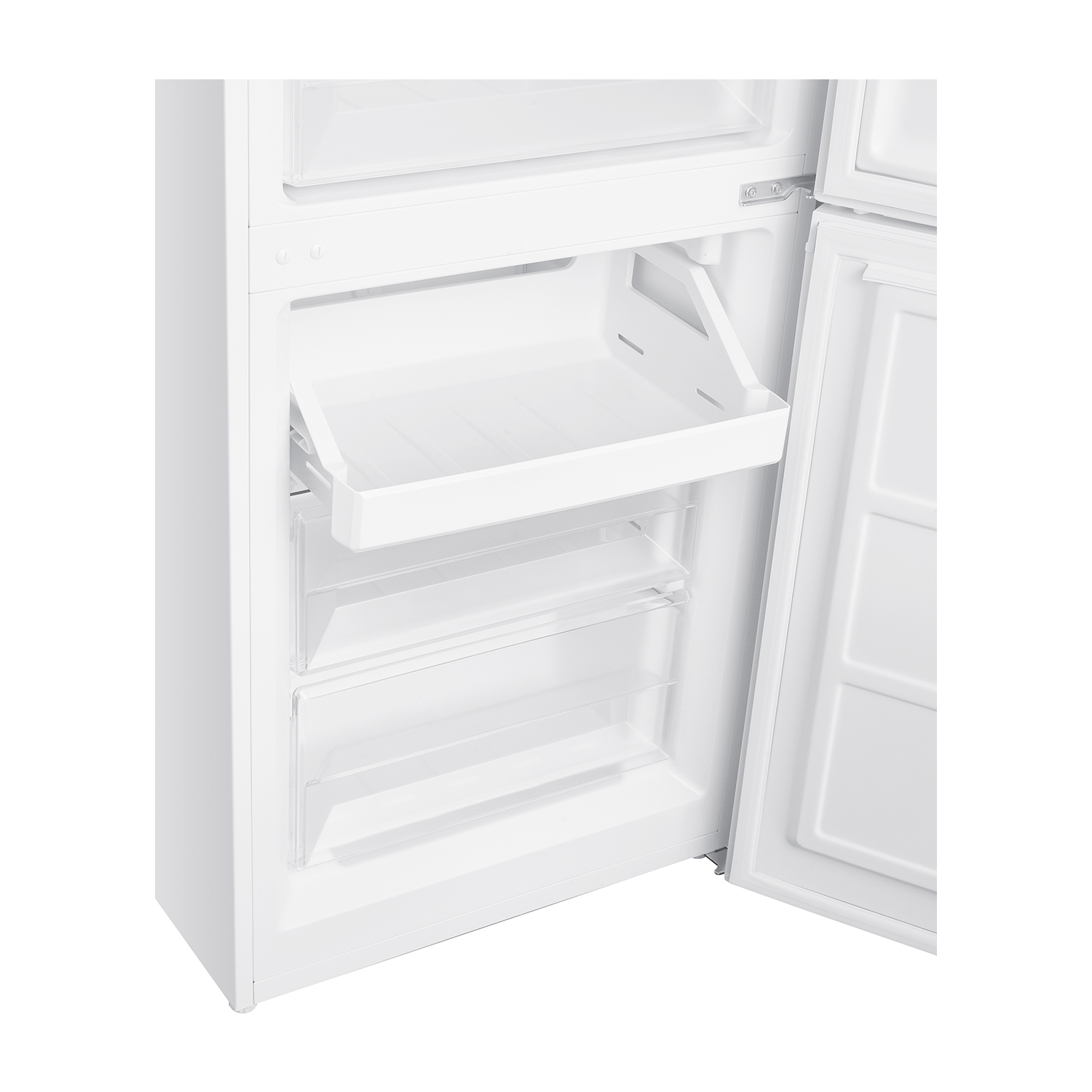 Interno del frigorifero bianco. Cassetti e ripiani sono visibili con la porta aperta, mostrando il contenuto.