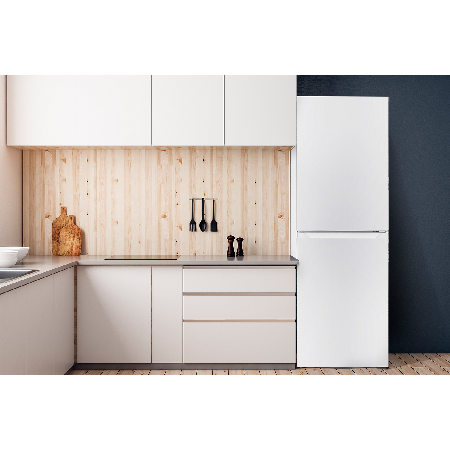 Cucina con mobili bianchi, paraschizzi in legno e frigorifero bianco.