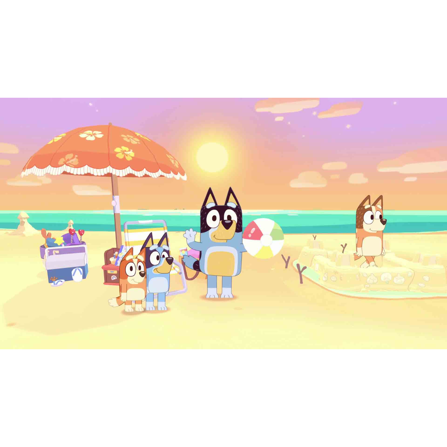 Bluey-personages op een strand met een parasol. Personages, zand, zon en een zandkasteel zijn zichtbaar.