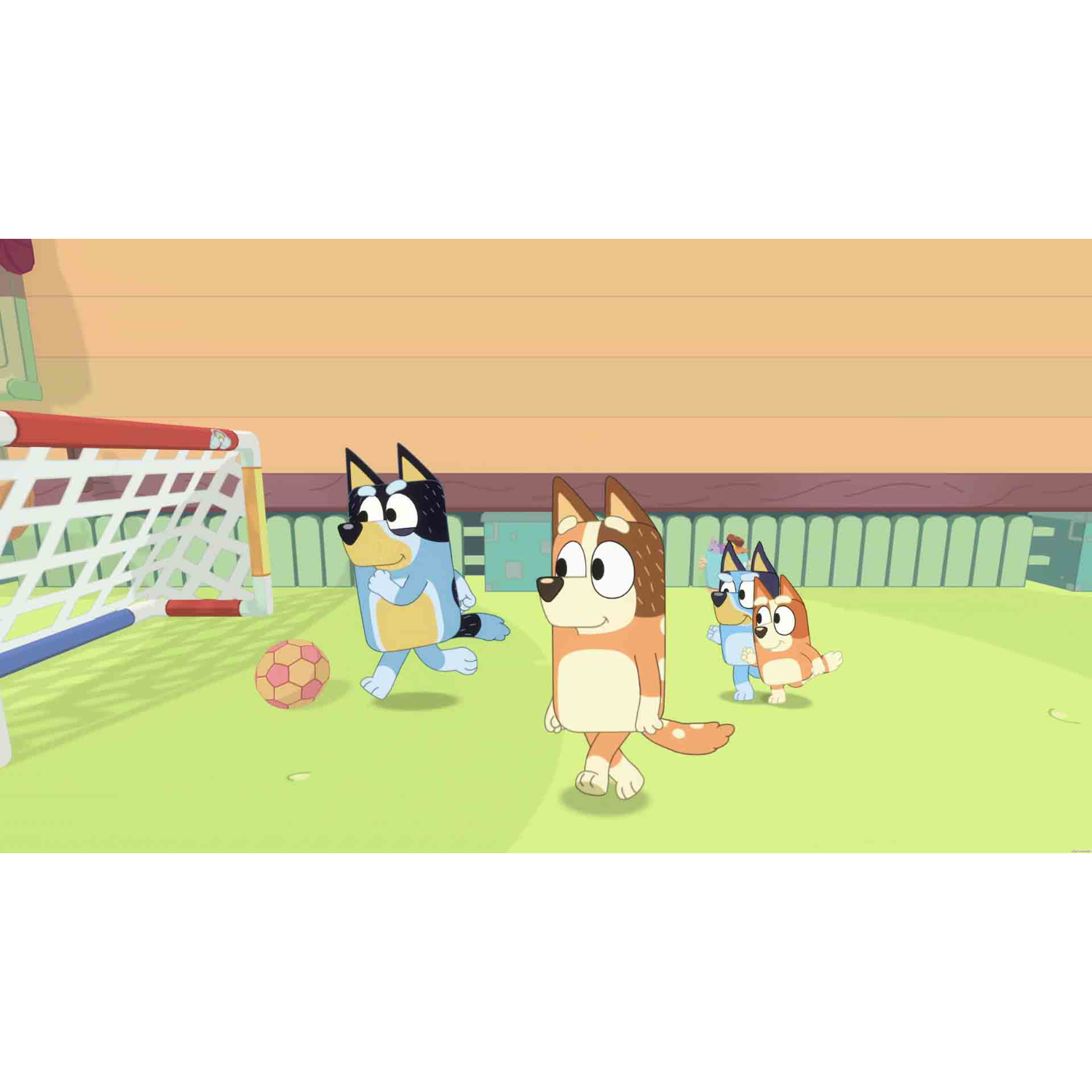 Cartoon van Bluey en vrienden die voetbal spelen op groen gras.
