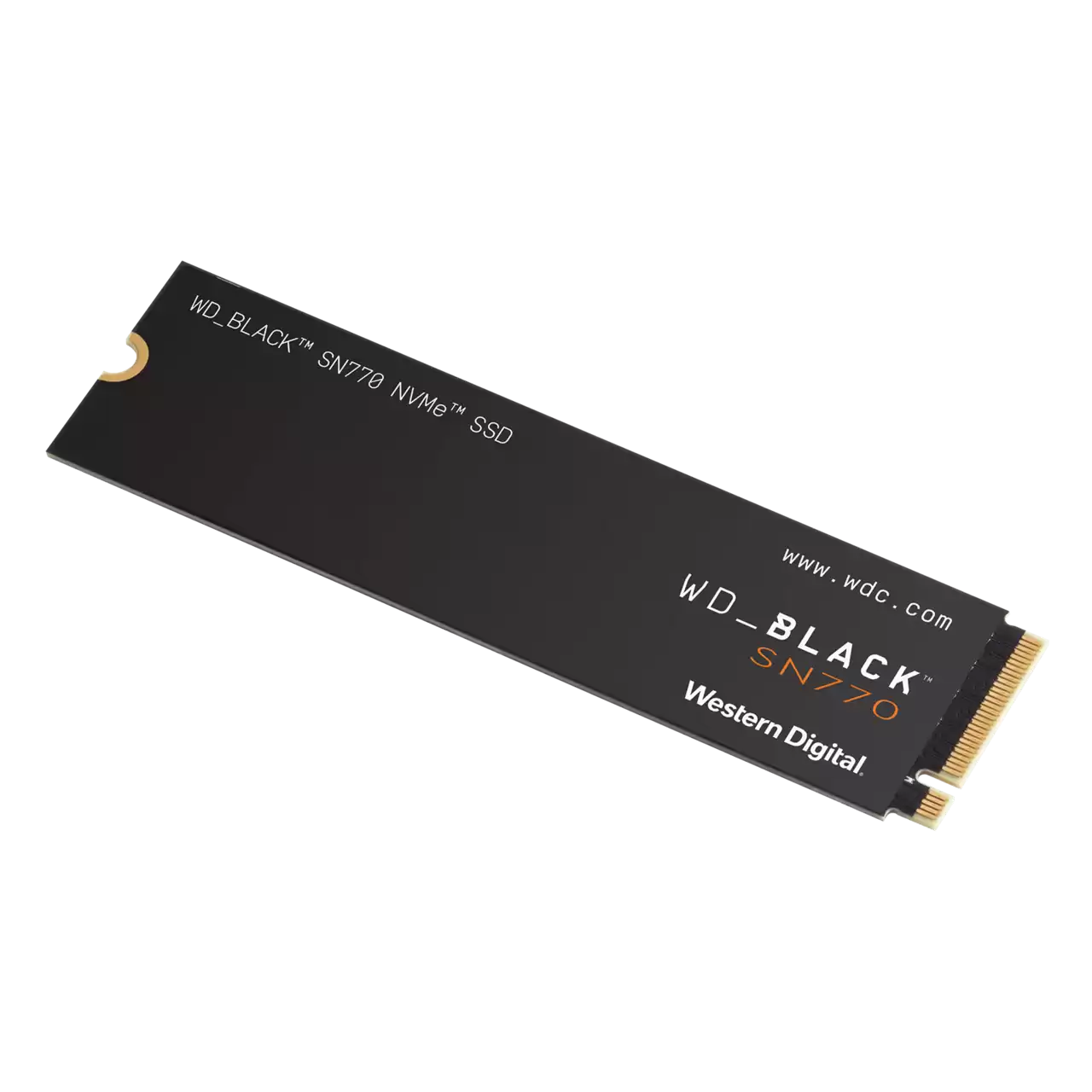 Siyah arka plan üzerinde siyah NVMe SSD. Ürün bilgisi SSD'ye basılmıştır.