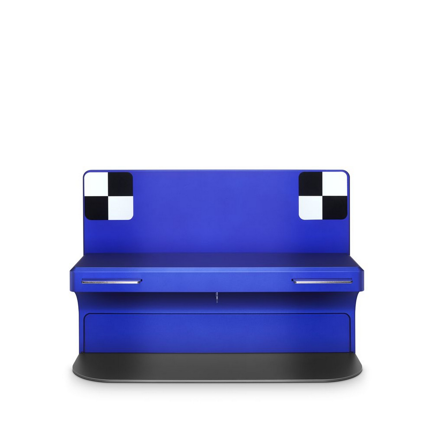 Een blauw bureau met zwart-witte vierkanten erop en een zwarte basis.