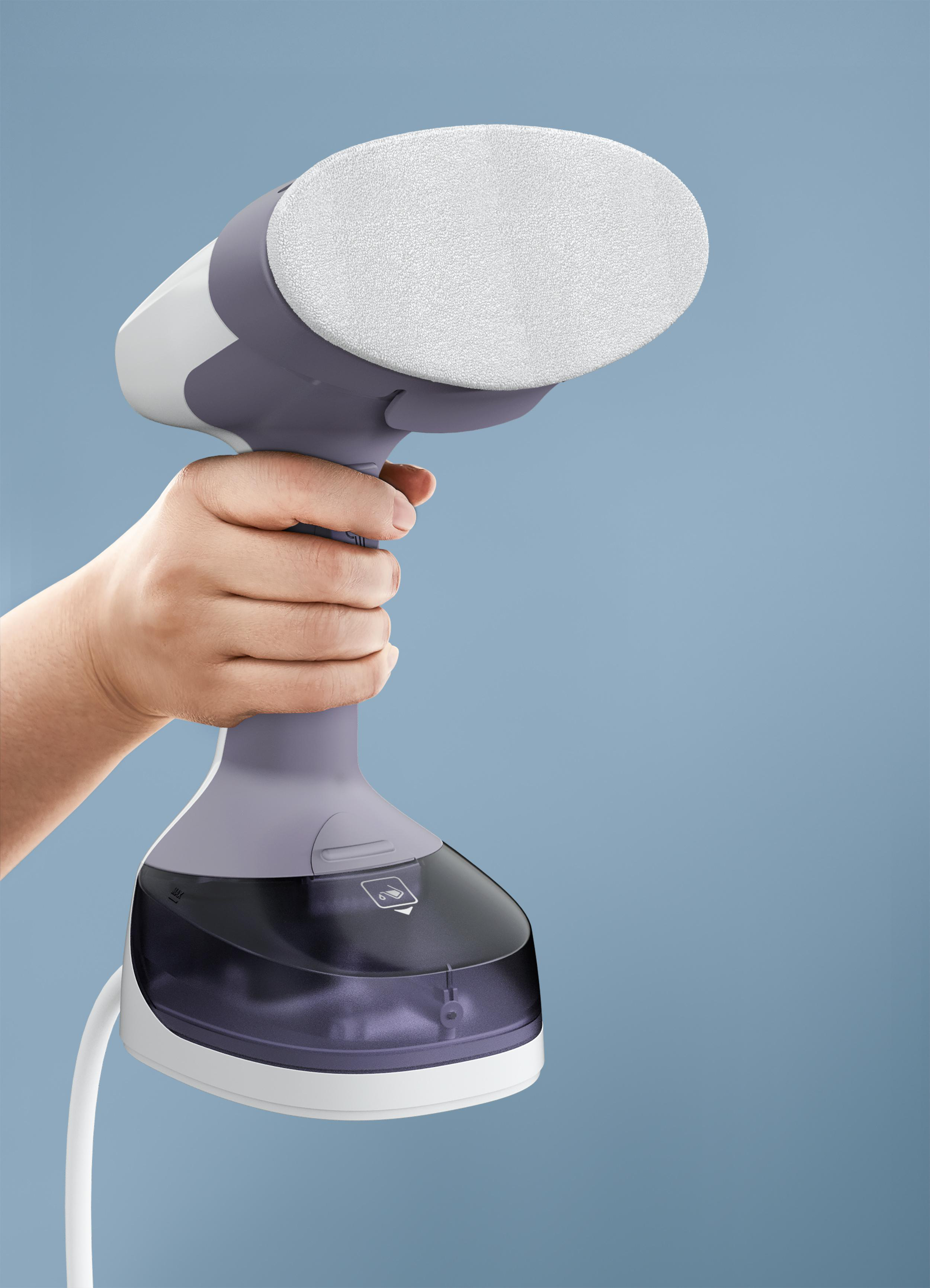 Eine Hand hält einen Handdampfgarer. Der Steamer ist weiß und lila, mit einem Wassertank.