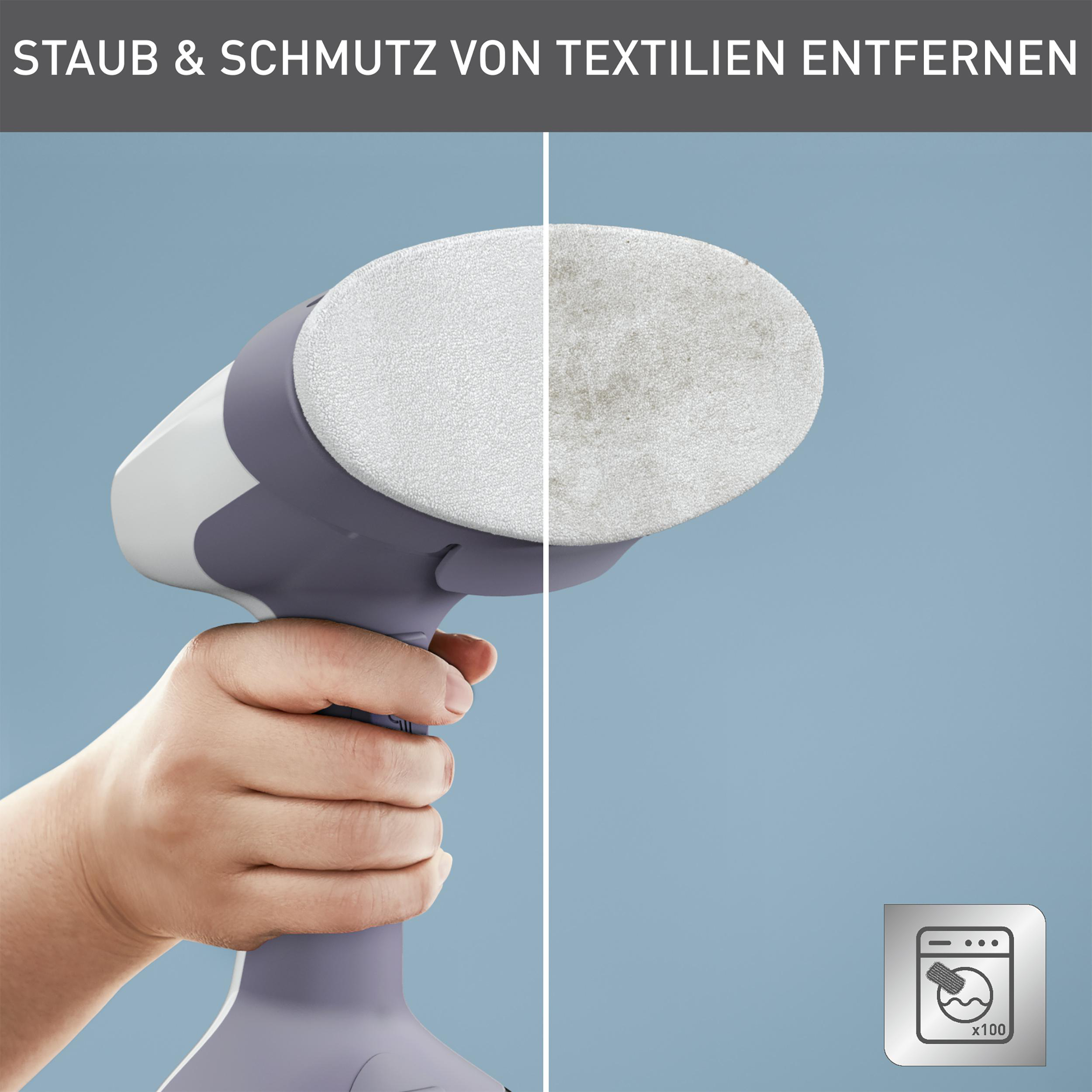 Hand hält einen Dampfreiniger und zeigt den Vorher/Nachher-Reinigungseffekt auf Stoff. Blauer Hintergrund.