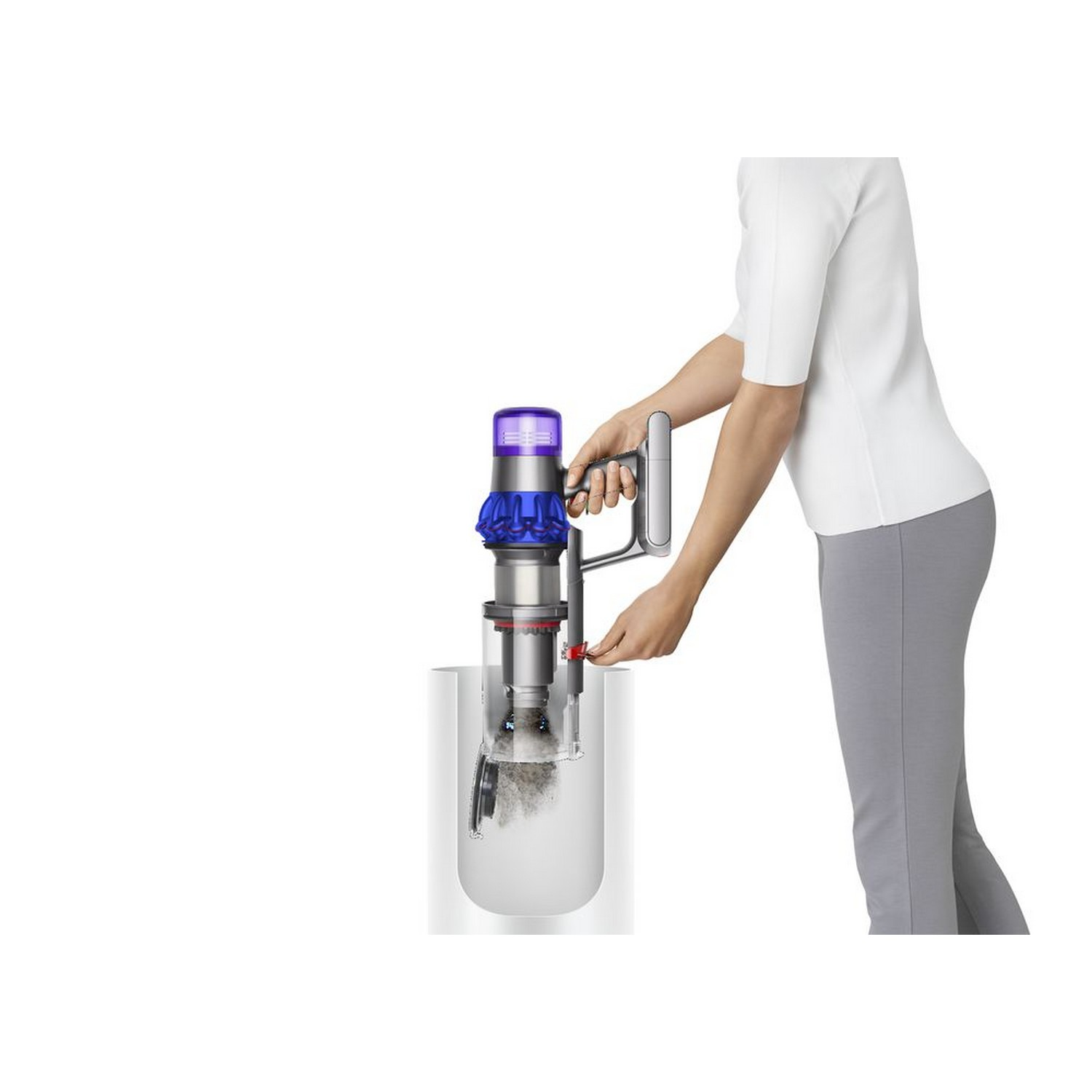 Une femme vidant un aspirateur dans un conteneur, avec de la poussière et des débris visibles.