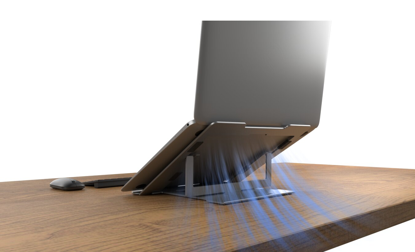 Laptop ezüst állványon, egér és toll fa felületen.