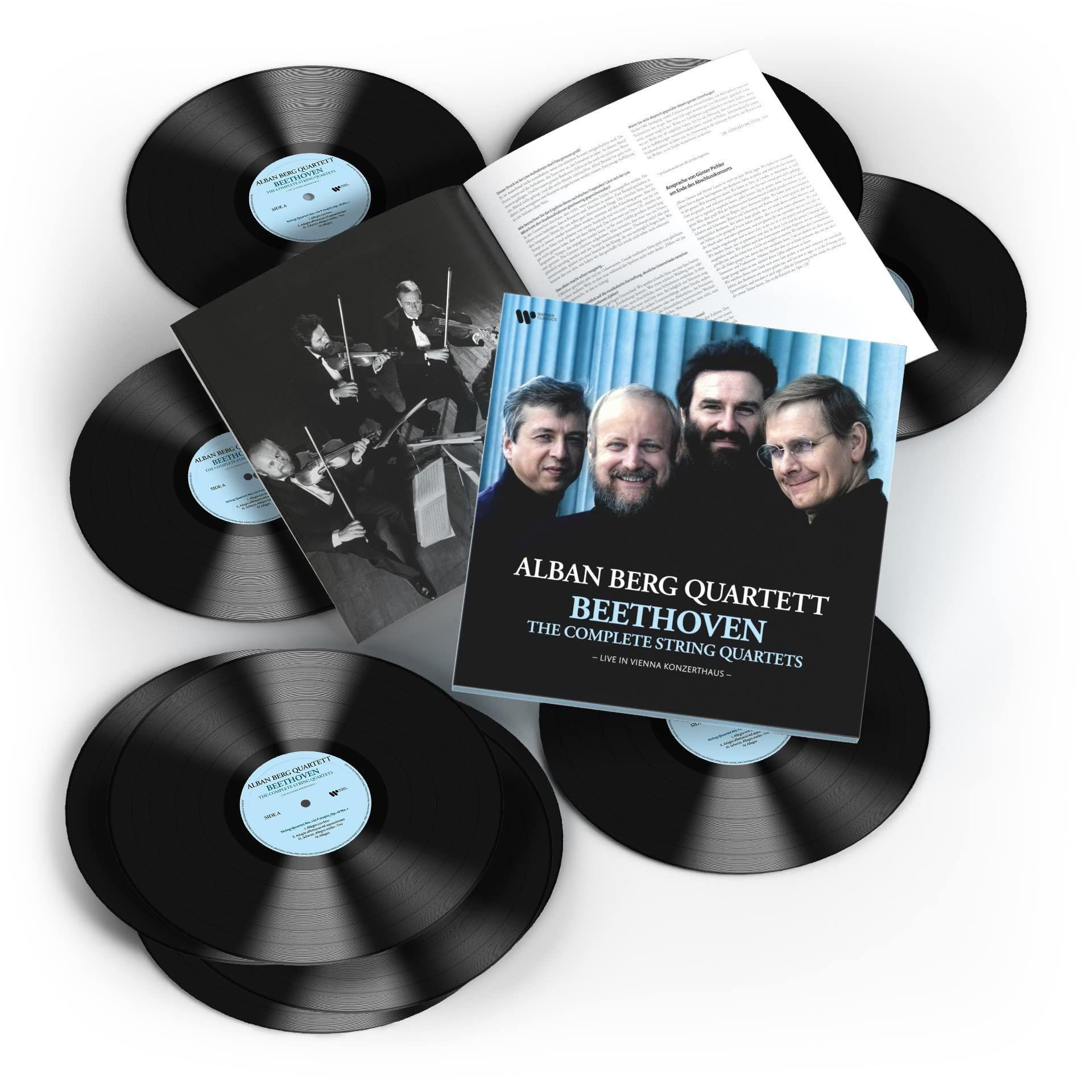 Hanglemezek és albumborító csoportképpel és szöveggel. Fehér felületen van.