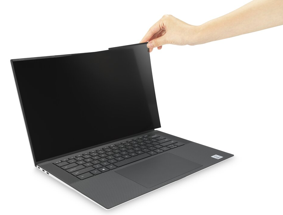 Kéz eltávolítja a képernyővédőt egy ezüst laptopról.