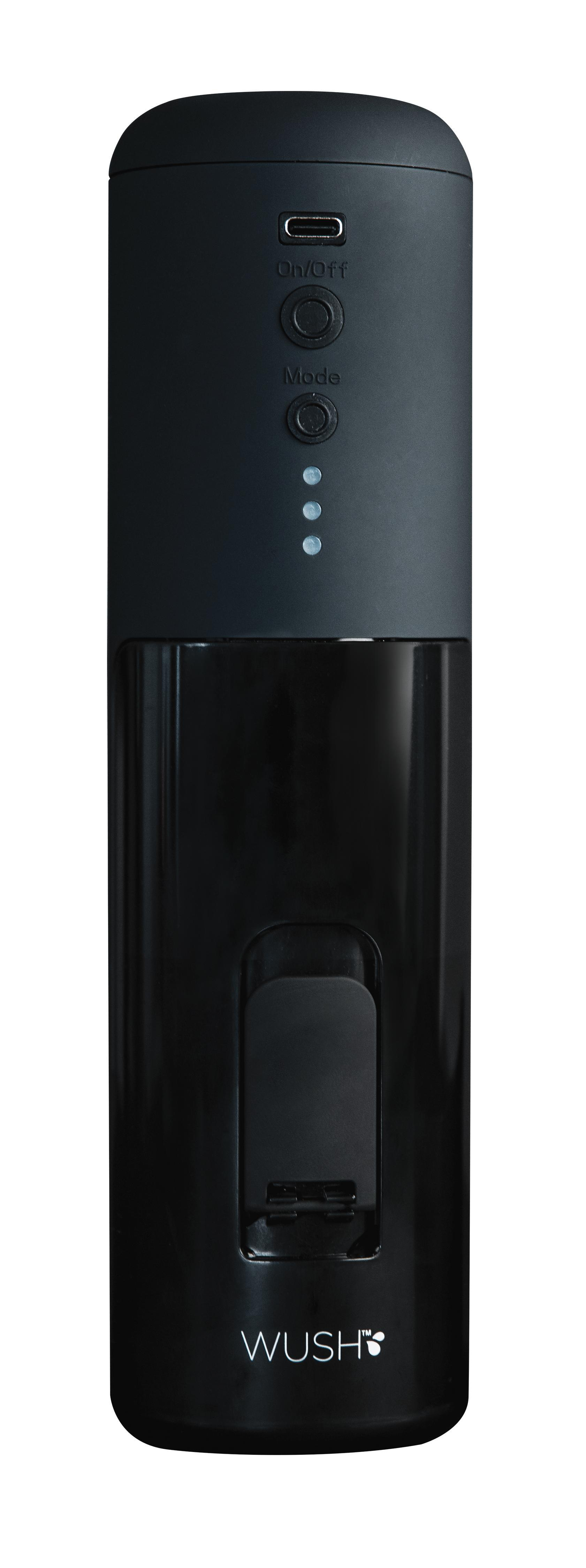 Ein schwarzes, zylindrisches Gerät mit Knöpfen und einem USB-Anschluss. Es hat ein WUSH-Logo.