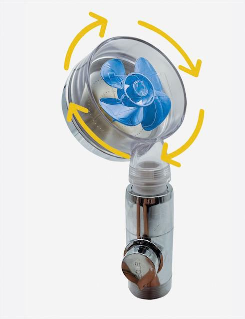 Duschkopf mit blauem Ventilator, Pfeile zeigen die Drehung.