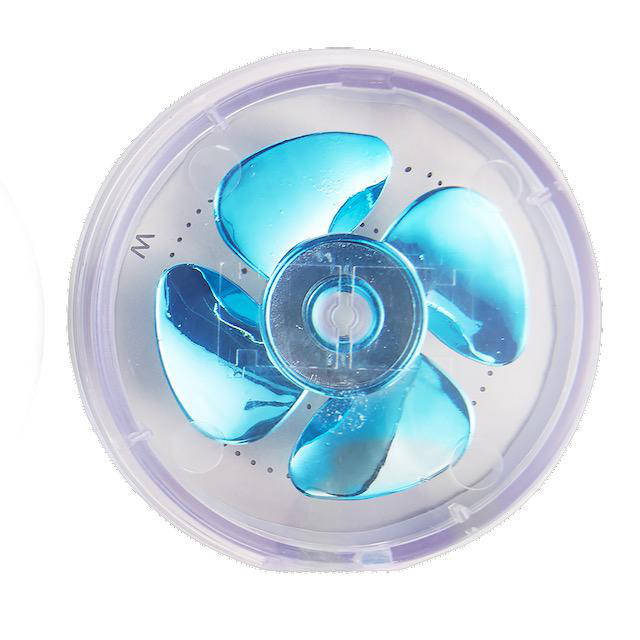 Draufsicht eines Ventilators mit blauen Flügeln in einem transparenten Gehäuse. Es ist freigestellt.