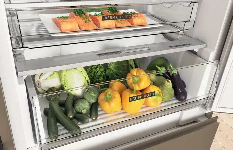 Lodówka ze świeżymi produktami: warzywami i rybami.