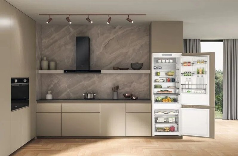 Nowoczesna kuchnia z szafkami, otwartą lodówką i czarnym okapem.