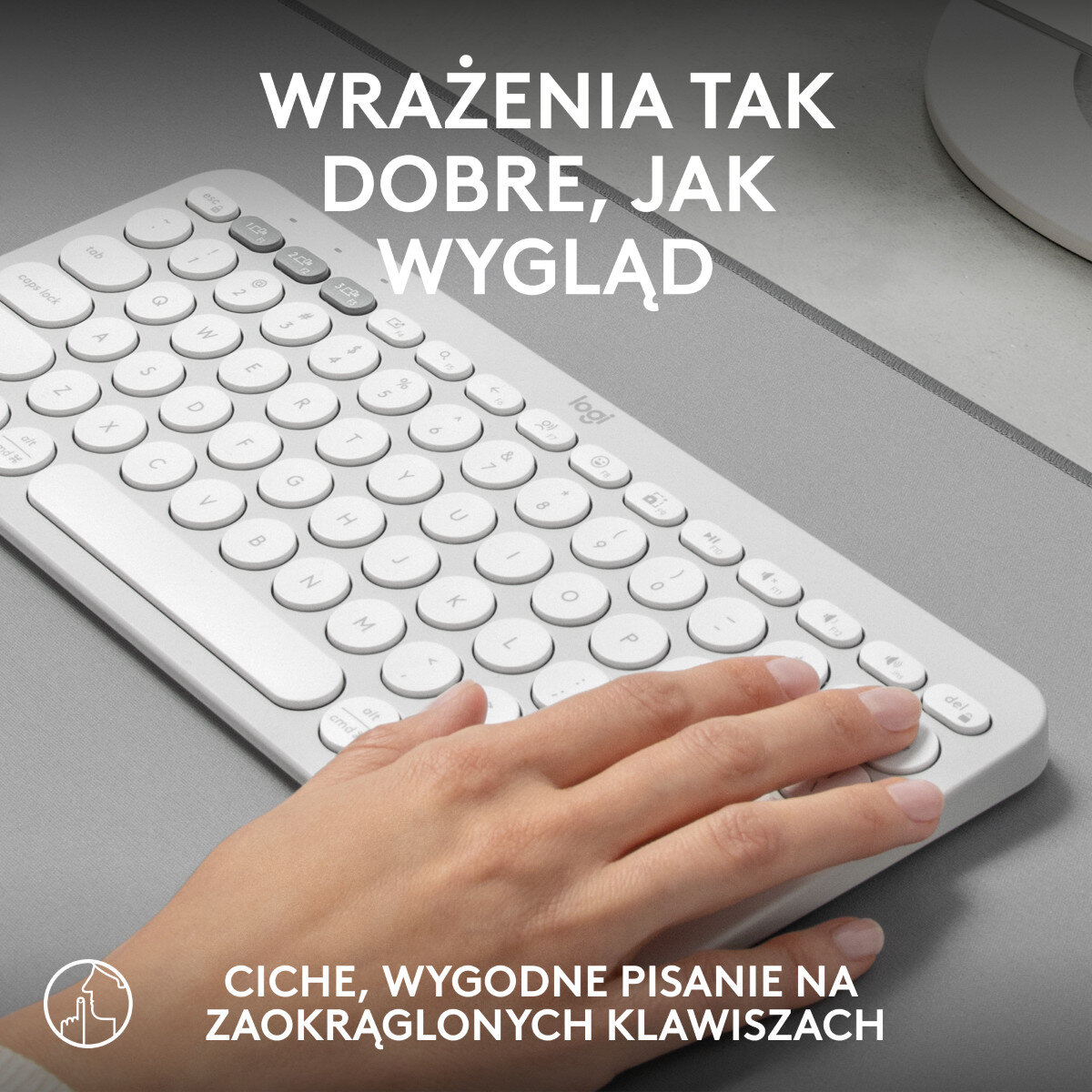 Biała klawiatura z ręką piszącą na niej.