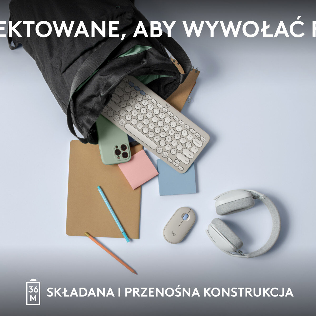 Czarna torba z klawiaturą, telefonem, myszką, słuchawkami i karteczkami samoprzylepnymi.