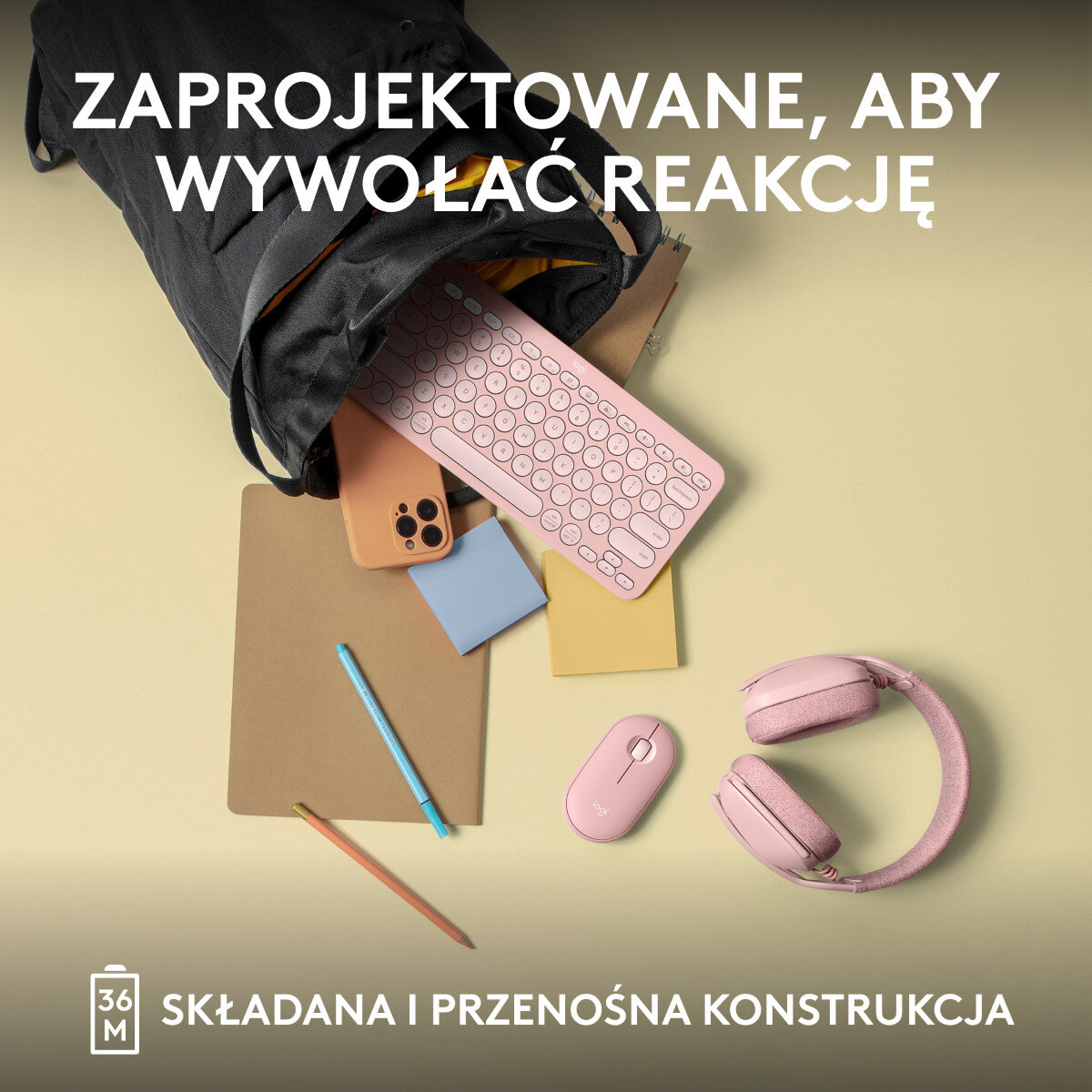 Czarny plecak z przedmiotami takimi jak telefon, klawiatura, mysz i słuchawki na żółtej powierzchni.