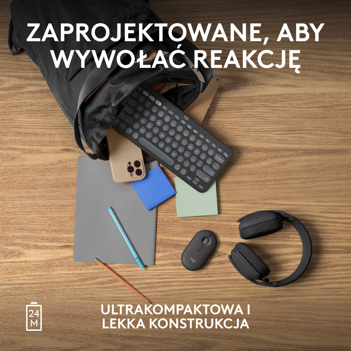 Drewniany stół z klawiaturą, słuchawkami, myszą, notatnikiem, długopisem i telefonem. Tekst: 'Zaprojektowane, aby wywołać reakcję'.
