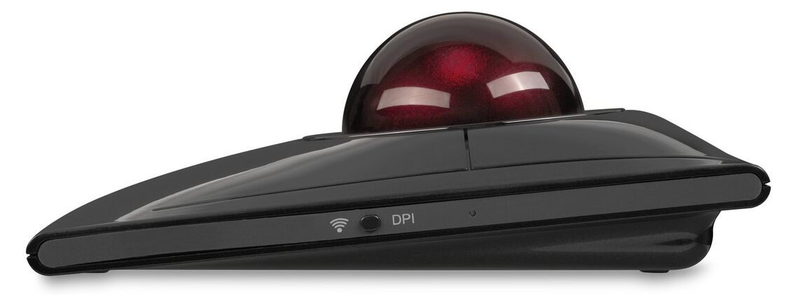 Fekete trackball egér piros golyóval fehér háttérben.
