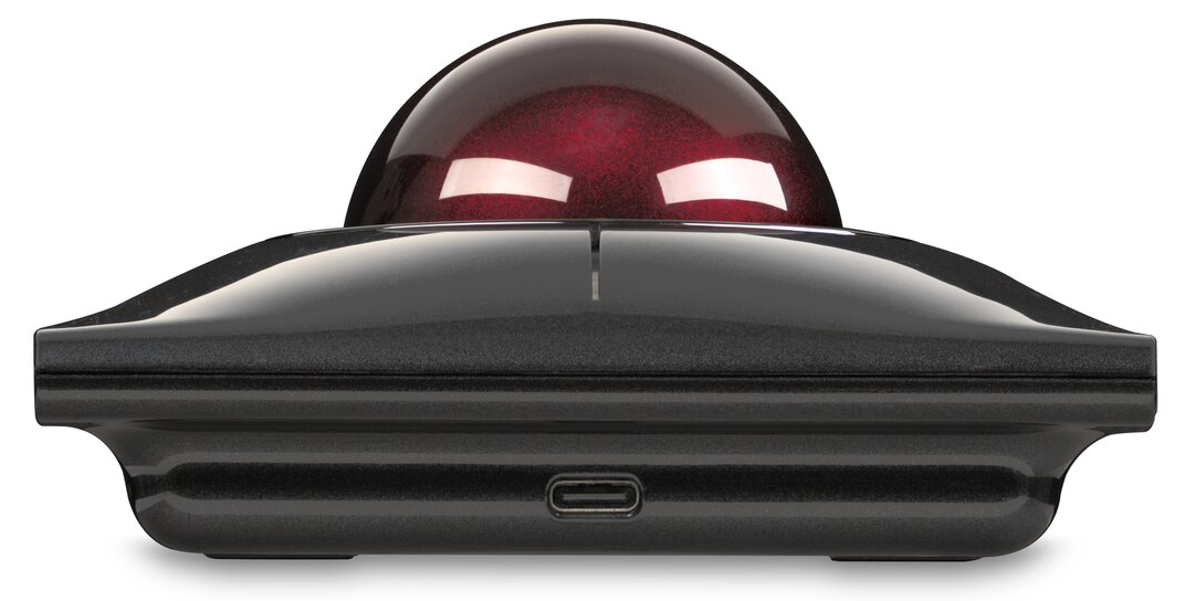 Fekete trackball egér sötétvörös golyóval a tetején, fehér háttér előtt.