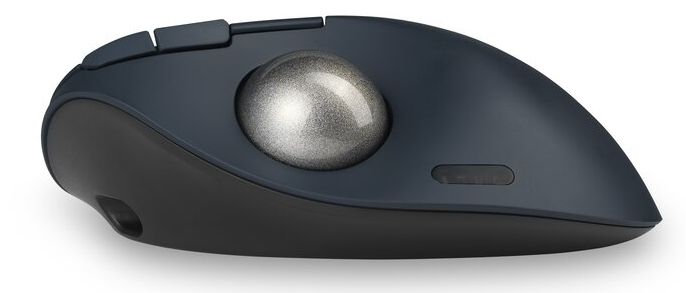 Egy sötétkék és fekete trackball egér ezüst trackballal. Fehér felületen van.